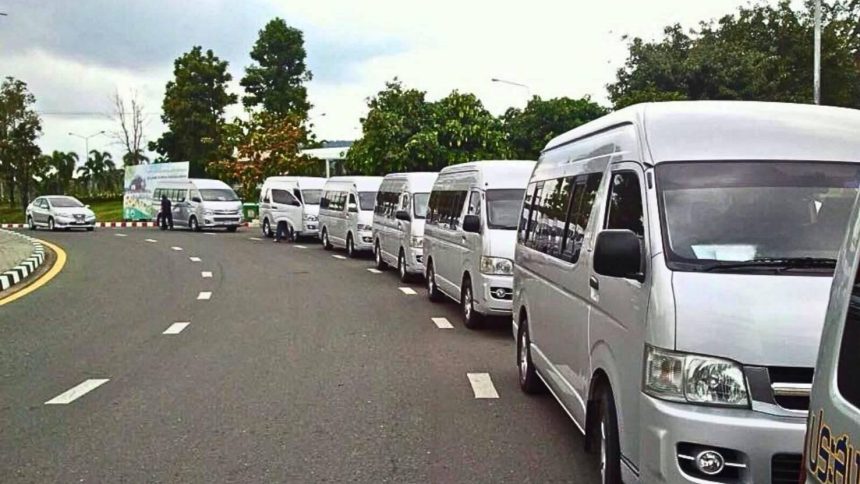 File de minivans de transfert aéroport