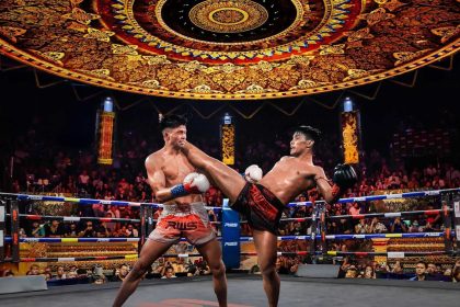 Combat de muay thaï sous la coupole du stade Rajadamnern à Bangkok
