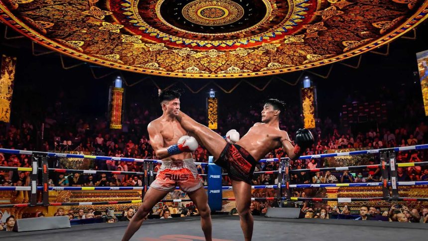 Combat de muay thaï sous la coupole du stade Rajadamnern à Bangkok