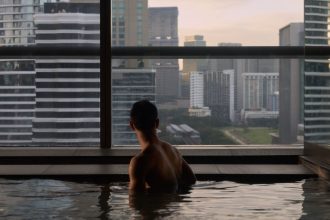 Bain japonais onsen avec vue sur les tours de Bangkok, une activité à l'abri de la pluie