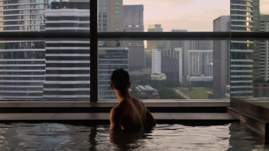 Bain japonais onsen avec vue sur les tours de Bangkok, une activité à l'abri de la pluie