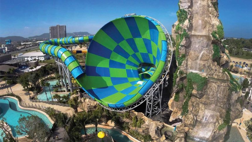 Toboggans géants d'un parc aquatique de Hua Hin