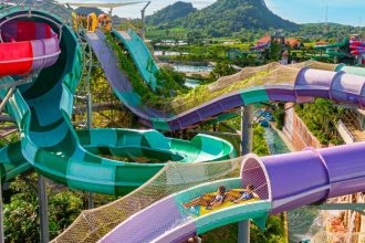 Toboggans d'un grand parc aquatique de la région de Pattaya