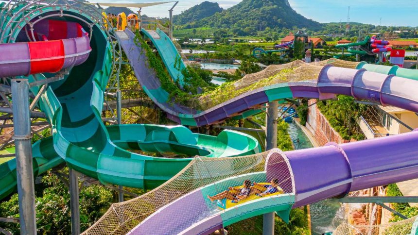 Toboggans d'un grand parc aquatique de la région de Pattaya