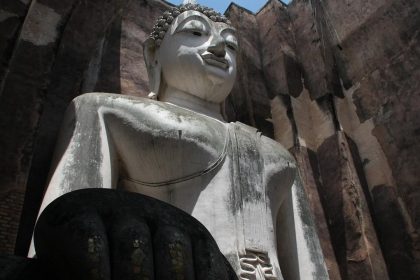 Grand bouddha du parc historique de Sukhothai, berceau des céramiques de Sangkhalok