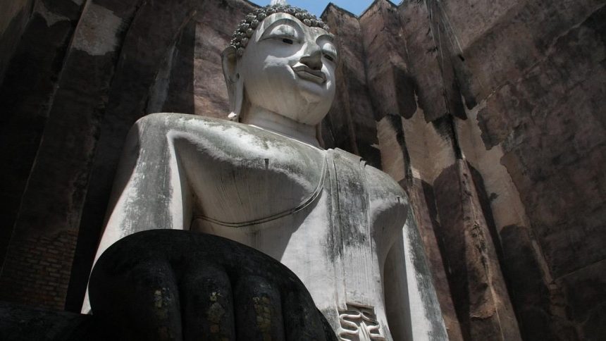 Grand bouddha du parc historique de Sukhothai, berceau des céramiques de Sangkhalok
