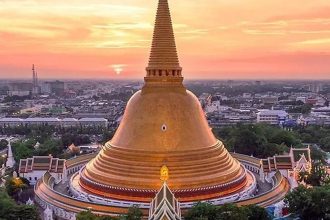 Le Phra Pathom Chedi, plus haut monument bouddhique du monde, domine Nakhon Pathom