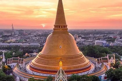 Le Phra Pathom Chedi, plus haut monument bouddhique du monde, domine Nakhon Pathom