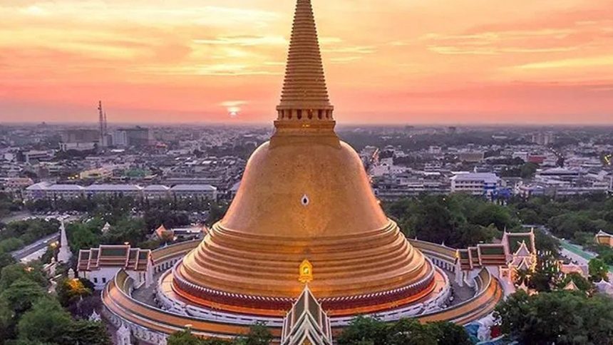 Le Phra Pathom Chedi, plus haut monument bouddhique du monde, domine Nakhon Pathom