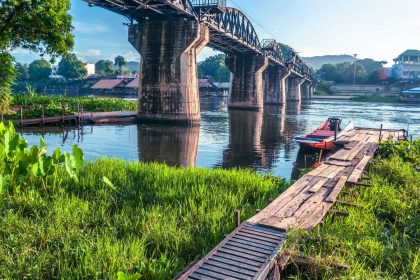 Le pont de la rivière Kwaï à Kanchanaburi, construit par les prisonniers de guerre en 1942-1943