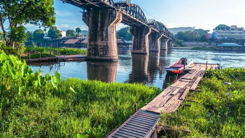 Le pont de la rivière Kwaï à Kanchanaburi, construit par les prisonniers de guerre en 1942-1943