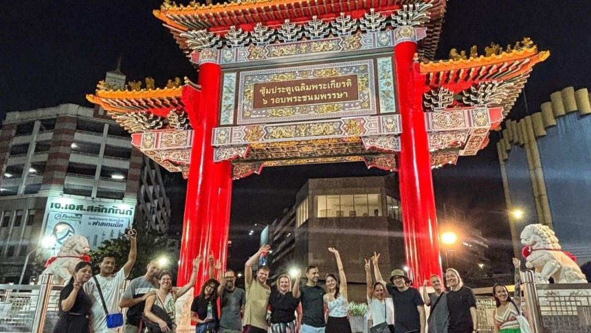 La porte de Chinatown, à quelques rues du quartier indien de Phahurat