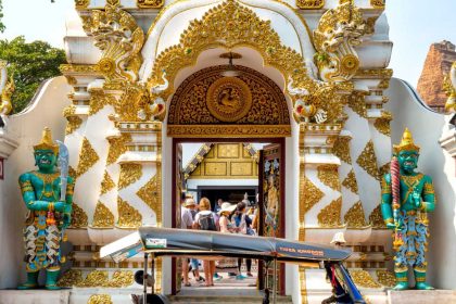 Porte ouvragée d'un temple de la vieille ville de Chiang Mai