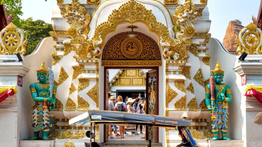 Porte ouvragée d'un temple de la vieille ville de Chiang Mai