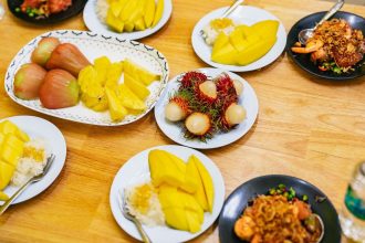 Mangue au riz gluant, ramboutans et petits plats thaïs : un repas local à petit prix