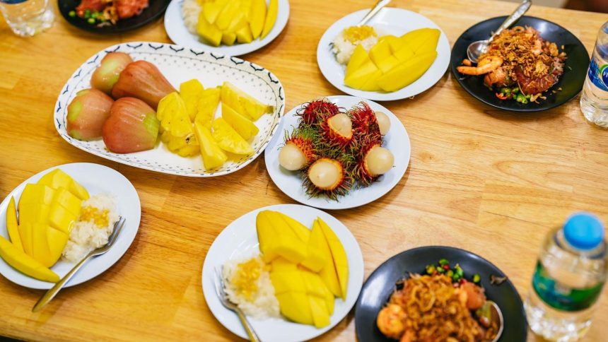 Mangue au riz gluant, ramboutans et petits plats thaïs : un repas local à petit prix