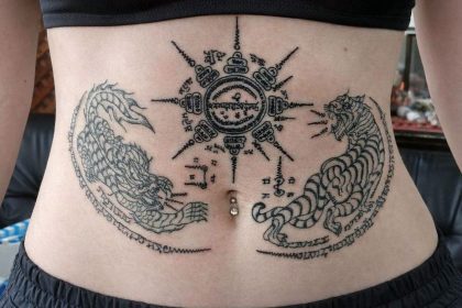 Sak yant traditionnel réalisé au Wat Bang Phra : tigres affrontés et diagrammes yantra