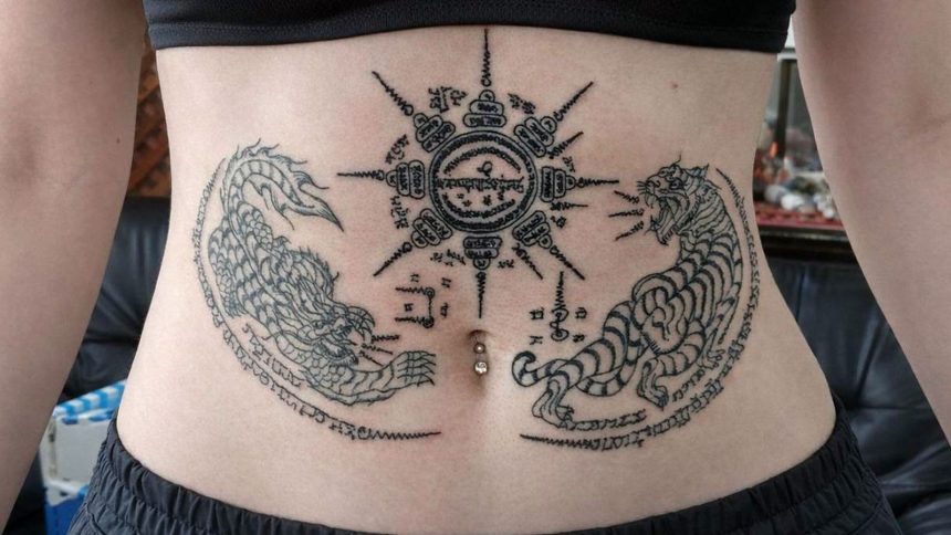 Sak yant traditionnel réalisé au Wat Bang Phra : tigres affrontés et diagrammes yantra