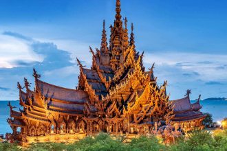 Le Sanctuaire de la Vérité, monument tout en bois de Pattaya