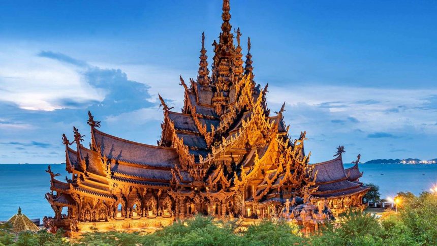 Le Sanctuaire de la Vérité, monument tout en bois de Pattaya
