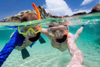 Snorkeling dans les eaux claires du golfe de Thaïlande