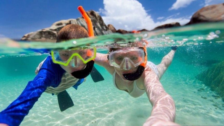 Snorkeling dans les eaux claires du golfe de Thaïlande
