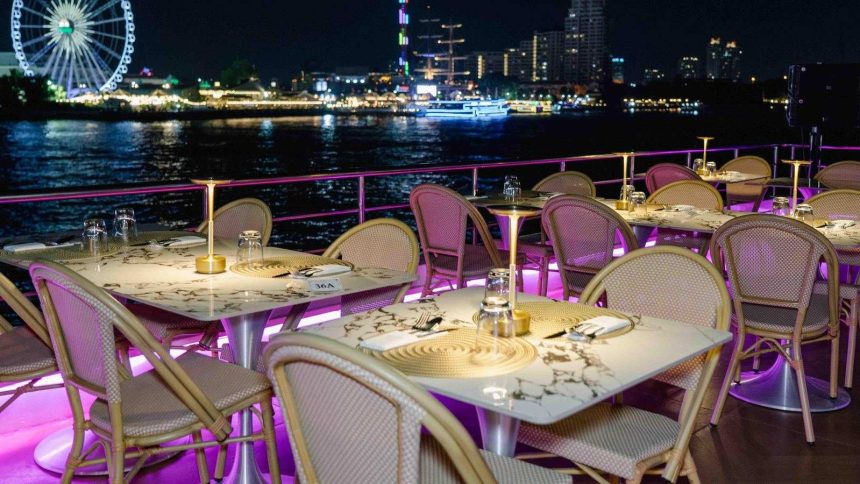 Le Chao Phraya un soir de fête, décor des célébrations de Loi Krathong à Bangkok