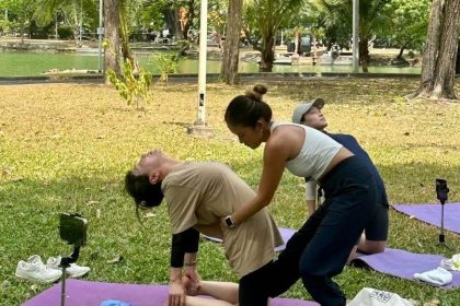 Séance de sport matinale dans un parc de Bangkok