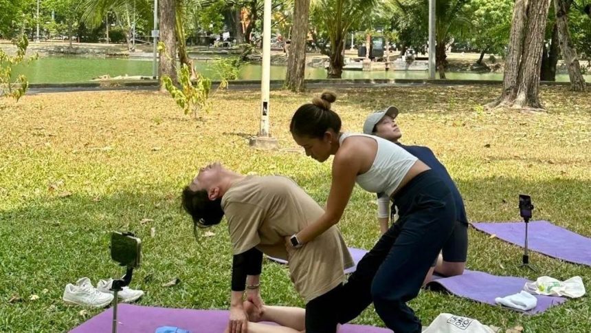 Séance de sport matinale dans un parc de Bangkok
