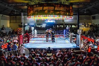 Soirée de combat au stade de boxe de Patong, le sport spectacle en Thaïlande