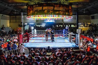 Soirée de combat au stade de boxe de Patong, le sport spectacle en Thaïlande