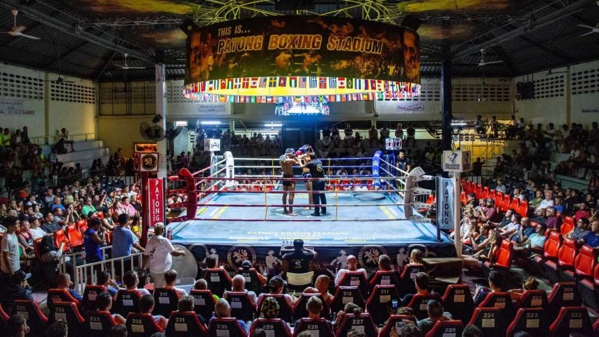 Soirée de combat au stade de boxe de Patong, le sport spectacle en Thaïlande