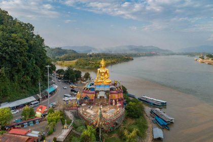 Le Triangle d'Or à Sop Ruak : le grand Bouddha doré face au Mékong, avec le Laos sur l'autre rive