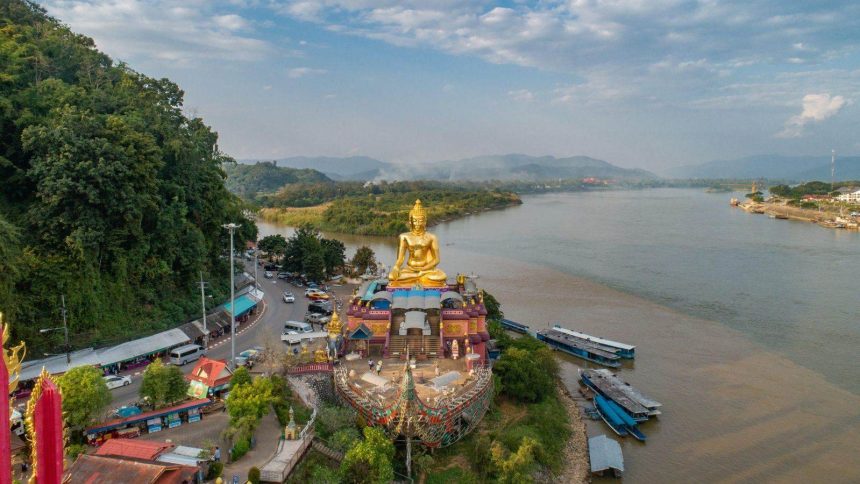 Le Triangle d'Or à Sop Ruak : le grand Bouddha doré face au Mékong, avec le Laos sur l'autre rive