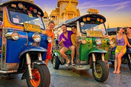 Tuk-tuks devant le Wat Traimit, à Bangkok
