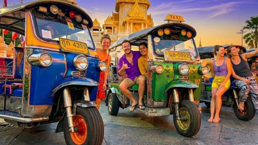 Tuk-tuks devant le Wat Traimit, à Bangkok