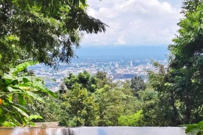 Vue sur Chiang Mai depuis les pentes du Doi Suthep