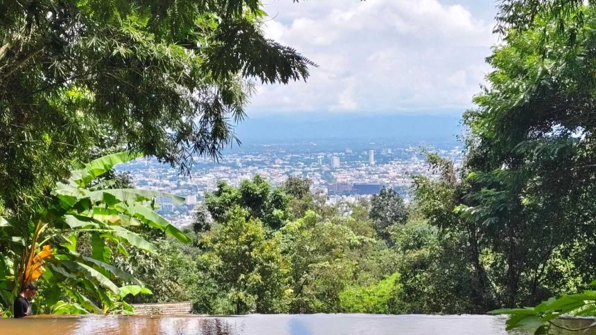 Vue sur Chiang Mai depuis les pentes du Doi Suthep