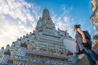 La flèche centrale du Wat Arun et ses céramiques colorées, vues depuis les terrasses du temple