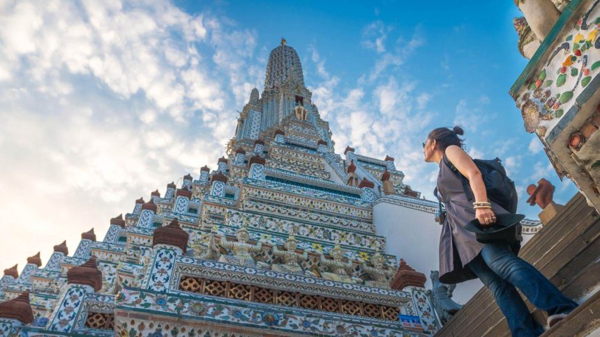 La flèche centrale du Wat Arun et ses céramiques colorées, vues depuis les terrasses du temple