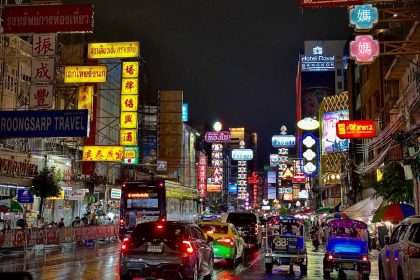 Les enseignes lumineuses de Yaowarat Road, l'artère principale du quartier chinois de Bangkok, à la nuit tombée