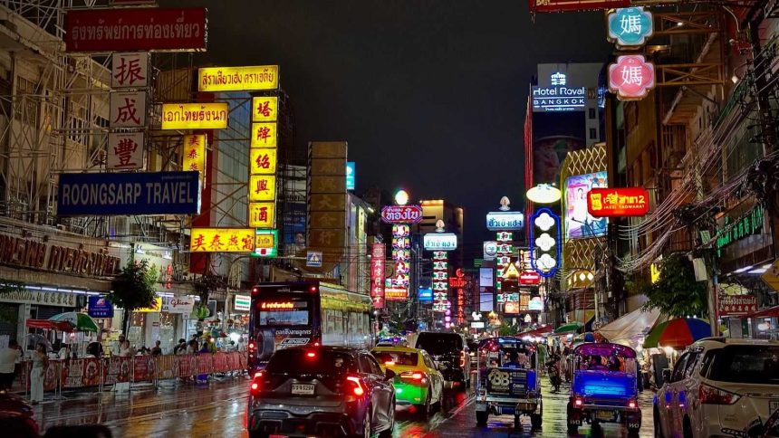Les enseignes lumineuses de Yaowarat Road, l'artère principale du quartier chinois de Bangkok, à la nuit tombée