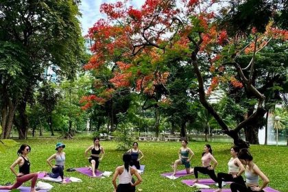 Cours de yoga matinal au parc Lumphini, le poumon vert de Bangkok