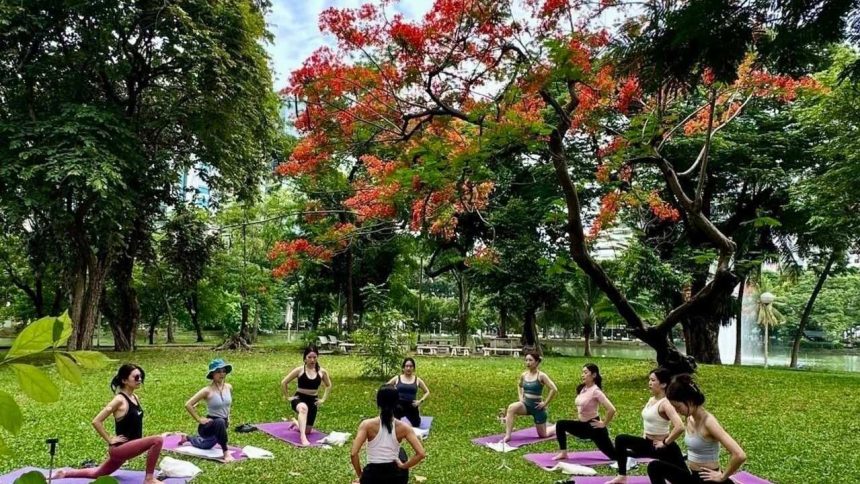 Cours de yoga matinal au parc Lumphini, le poumon vert de Bangkok